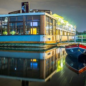 Boat-Hostel Marta